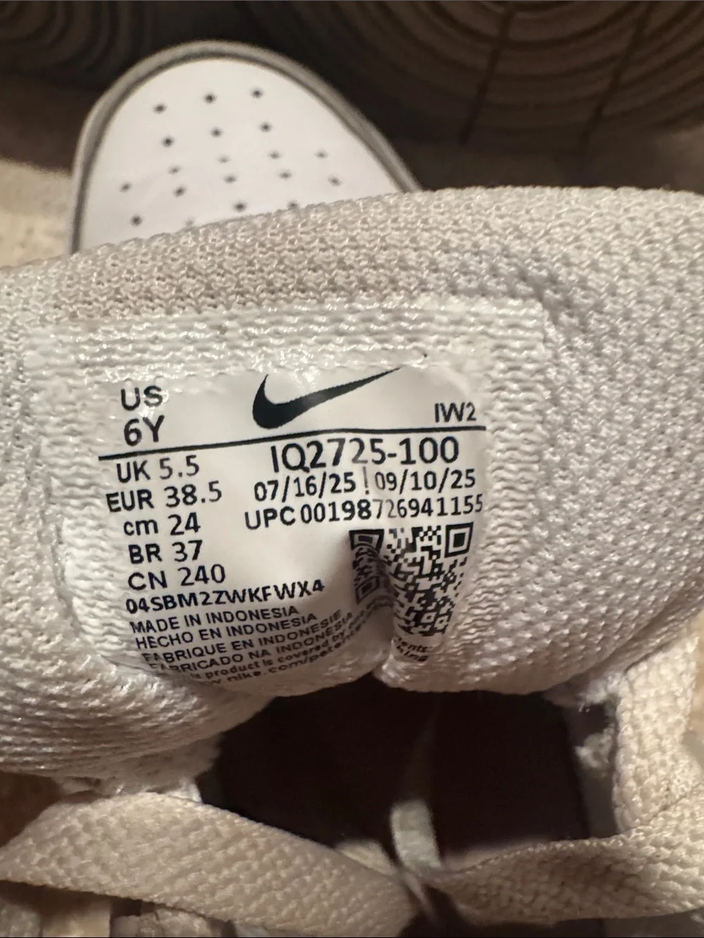 Nike Kids Low-Top Sneakers in White, Gray and Red